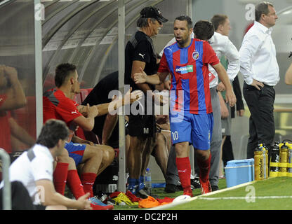 Pilsen, République tchèque. 07Th Aug 2013. Deuxième match de Ligue des Champions de la jambe, 3ème tour préliminaire, FC Viktoria Plzen vs nomme Kalju à Pilsen, République tchèque, le 7 août 2013. Pavel Horvath de Plzen reçoit les félicitations de ses coéquipiers à trois objectifs.Petr Eret/CTK/Alamy Live News Banque D'Images