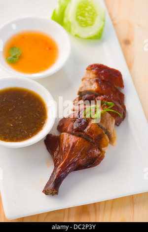 Chinese canard rôti servi avec la sauce soja et le piment Banque D'Images
