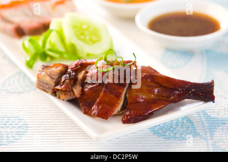 Chinese roast duck drumstick servi avec du chili et des concombres Banque D'Images