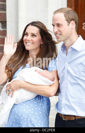 Catherine, duchesse de Cambridge, avec le Prince William, duc de Cambridge, et leur nouveau-né garçon Prince George Banque D'Images