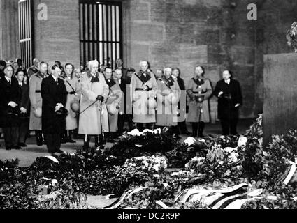 Le président du Reich Paul von Hindenburg (m) est photographié à côté du chancelier du Reich Adolf Hitler (l) à Neue Wache à Berlin, en Allemagne, le jour de commémoration des héros le 25 février 1934. En arrière-plan à gauche, le vice-chancelier Franz von Papen, le ministre de Reich Joseph Goebbels, qui compte 2 L. À droite, à côté de Hindenburg, le ministre Reich Hermann Göring. Fotoarchiv für Zeitgeschichte Banque D'Images