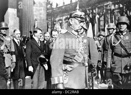 Le président Reich Paul von Hindenburg est photographié en uniforme prussien devant Neue Wache à Berlin, en Allemagne, vers 1933/34. (l-r) : le ministre de la guerre Werner von Blomberg, le vice-chancelier Franz von Papen, le chancelier de Reich Adolf Hitler, le ministre du travail Franz Seldte et le ministre de Reich Hermann Göring. Fotoarchiv für Zeitgeschichte Banque D'Images