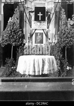 Vue de l'autel décoré avec le portrait du président mort de Reich Paul von Hindenburg dans l'église de Roßleben, Allemagne, dans le contexte des obséquelles qui se déroulent au Mémorial de Tannenberg le 7 août 1934. Fotoarchiv für Zeitgeschichte Banque D'Images