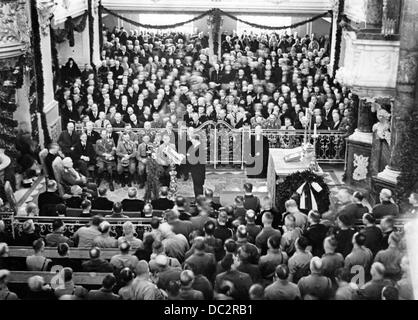 Le chancelier de Reich Adolf Hitler prononce un discours à l'occasion de la cérémonie de célébration de l'ouverture du Reichstag devant le président de Reich Paul von Hindenburg dans l'église de la garnison à Potsdam, en Allemagne, le 21 mars 1933. Fotoarchiv für Zeitgeschichte Banque D'Images