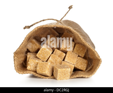 Brown Sugar cubes in sac sur fond blanc. Macro shot Banque D'Images