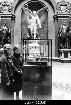 Deux filles regardent le masque de mort du président du Reich Paul von Hindenburg (mort en 1934) produit par le sculpteur Josef Thorack, dans le Ruhmeshalle (Temple de la renommée) dans le Zeughaus à Berlin, en Allemagne, le 12 janvier 1935. Fotoarchiv für Zeitgeschichte Banque D'Images