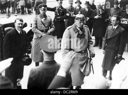 Le président du Reich Paul von Hindenburg marche avec le chancelier du Reich Adolf Hitler et le ministre du Reich Joseph Goebbels (r) vers l'Opéra à Berlin, en Allemagne, à l'occasion de la Journée de commémoration des héros, le 25 février 1934. Fotoarchiv für Zeitgeschichte Banque D'Images