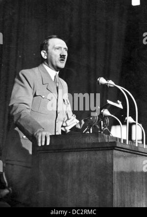 Le chancelier de Reich Adolf Hitler prononce un discours à Ludwigshafen, en Allemagne, le 25 mars 1936. Fotoarchiv für Zeitgeschichte Banque D'Images