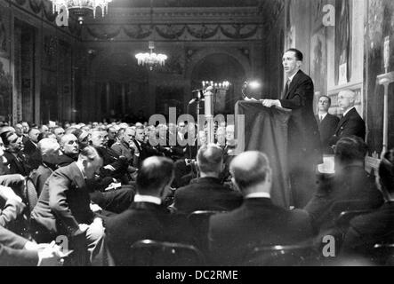 Joseph Goebbels prononce un discours lors de la réception de la "Verband der Auswärtigen presse" (association de la presse étrangère) au ministère Reich des Lumières publiques et de la propagande à Berlin, Allemagne, le 6 avril 1933. La propagande nazie! Au dos de l'image se lit: «Hitler et Goebbels parlent à la presse. La grande soirée de réception de la presse Verband der Auswärtigen de Berlin au ministère Reich des Lumières publiques et de la propagande le 6 avril 1933. Reich ministre de la propagande pendant son discours." Fotoarchiv für Zeitgeschichte Banque D'Images