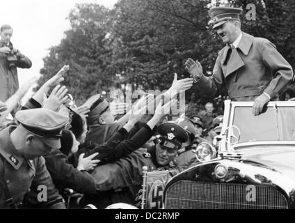 Les Allemands ethniques accueillent Adolf Hitler alors qu'il franchit la frontière avec le Sudetenland près d'Asch en septembre 1938 après la signature de l'Accord de Munich. La propagande nazie! Au dos de l'image se lit: 'Le Führer est accueilli avec enthousiasme par les Allemands des Sudètes à la frontière près de Wildenau.' Fotoarchiv für Zeitgeschichte Banque D'Images
