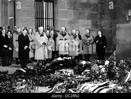 Le président du Reich Paul von Hindenburg (m) est photographié à côté du chancelier du Reich Adolf Hitler (l) à Neue Wache à Berlin, en Allemagne, le jour de commémoration des héros le 25 février 1934. En arrière-plan à gauche, le vice-chancelier Franz von Papen, le ministre de Reich Joseph Goebbels, qui compte 2 L. À droite, à côté de Hindenburg, le ministre Reich Hermann Göring. Fotoarchiv für Zeitgeschichte Banque D'Images