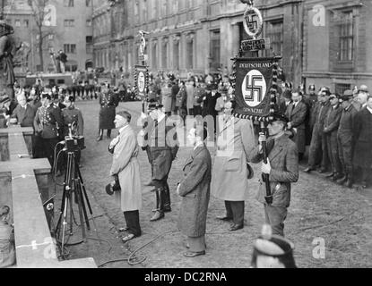 À l'occasion des dernières élections libres pour le président du Reich, Adolf Hitler prononce un discours lors d'une manifestation du parti national-socialiste en Lustgarten à côté de la Berliner Palace, 4 avril 1932. Nex à Hitler sont (l-r) : SA Wolf-Heinrich von Helldorf leader, futur ministre de la propagande du Reich, Joseph Goebbels et Hitler's personal body guard Wilhelm Brückner. La propagande de l'époque à l'arrière de l'image se lit comme suit : "La deuxième bataille de l'élection au poste de Président du Reich a commencé. Le Führer Adolf Hitler et Joseph Goebbels que des haut-parleurs sur le grand rassemblement des nationaux-socialistes au Lustgarten à Berlin le Banque D'Images