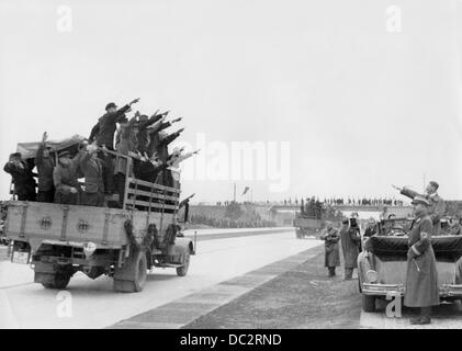 Adolf Hitler ouvre une partie du Reich Autobahn Breslau - Liegnitz (aujourd'hui A4 en Pologne) le 27 septembre 1936. La propagande nazie! Au dos de l'image est daté du 30 septembre 1936: 'Le Führer a assisté aux célébrations d'ouverture de la partie Reich autobahn Breslau-Eibau pour ouvrir 1,000 kilomètres de la nouvelle rue à la circulation.' Fotoarchiv für Zeitgeschichte Banque D'Images