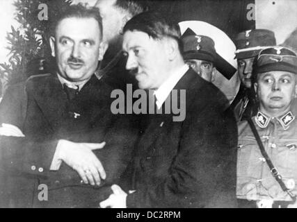 La propagande nazie! L'image montre Adolf Hitler avec Bernhard Rust (l, 1934 jusqu'en 1945 Reich Ministre de la Science, de l'éducation et de la Culture nationale) après un rassemblement à Detmold, Allemagne, 10 janvier 1933. Le rassemblement a eu lieu avant l'élection d'État à Lippe le 15 janvier 1933, au cours de laquelle le NSDAP a reçu le plus de voix. Fotoarchiv für Zeitgeschichte Banque D'Images