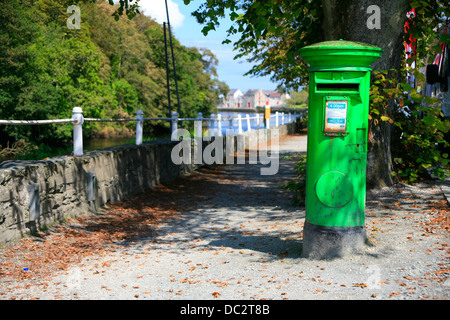 Irish mail box, vert vif, au bord de la rivière de halage. Banque D'Images
