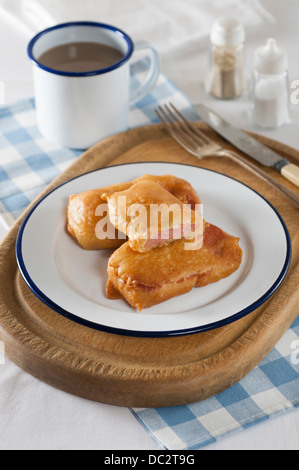 Beignets de spam. La viande de porc transformé en pâte frite. Banque D'Images