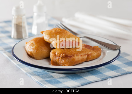 Beignets de spam. La viande de porc transformé en pâte frite. Banque D'Images