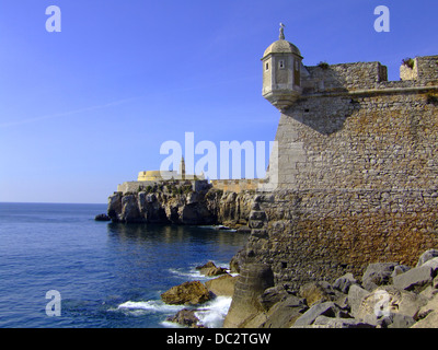 Près de port de Peniche, Portugal Lisbonne portugais fortifié classique des murs. Banque D'Images