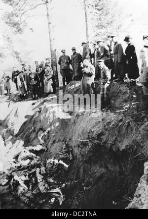 La découverte des charniers à Katyn (Russie) par la Wehrmacht allemande en février 1943 - la propagande nazie! Au dos de l'image est daté du 13 avril 1943: 'Dans la forêt de Katyn, près de Smolensk, de nombreuses tombes de masse ont été découvertes, dans lesquelles des milliers de cadavres d'officiers polonais ont été enterrés. Ce sont des officiers polonais capturés, qui ont été amenés ici par les Soviétiques au printemps 1940, attachés, tués par une balle dans le cou, et enterrés en 9 à 12 rangs l'un sur l'autre. Fotoarchiv für Zeitgeschichte Banque D'Images