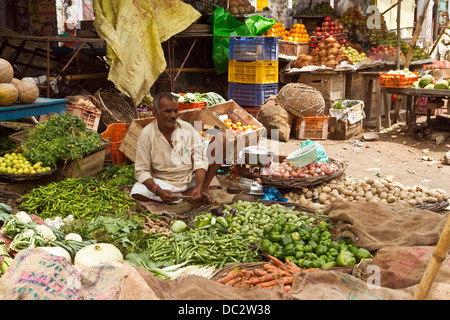 Vendeur de légumes dans les rues de Varanasi en Inde Banque D'Images