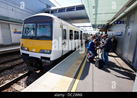 Train arrivant en gare de l'aéroport de Londres Southend Essex UK Banque D'Images