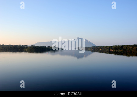 Italie, Latium, Parc National Circeo, Mont Circeo et lac Sabaudia à l'aube Banque D'Images