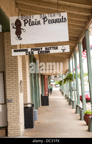 Rue principale et l'ancien entrepôt d'Arachide Carter le 6 mai 2013 dans les plaines, la Géorgie. Banque D'Images