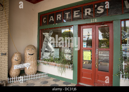 Rue principale et l'ancien entrepôt d'Arachide Carter le 6 mai 2013 dans les plaines, la Géorgie. Banque D'Images