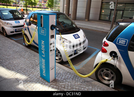 Voitures Eectric (Smart pour deux) soient déposés dans une station de chargement et de location de "Car2go", qui est une société d'autopartage administré par Daimler dans une rue de Berlin à la Potsdamer Platz (Place de Potsdam) en juillet 2013. Photo : Wolfram Steinberg dpa Banque D'Images