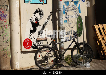 Une photo par l'artiste de rue française Mimi The Clown (l), est collée sur un mur dans le quartier de Mitte à Berlin, le 16 juillet 2013, à côté d'une photo par Berlin 'artiste' Emess. Photo : Wolfram Steinberg ** DPA CRÉDIT OBLIGATOIRE : ARTWORK PAR MIMI LE CLOWN ET EMESS** Banque D'Images