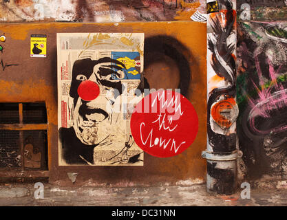 Une photo par l'artiste de rue française Mimi the clown, est collée sur un mur dans le quartier de Mitte à Berlin, le 16 juillet 2013. Photo : Wolfram Steinberg ** DPA CRÉDIT OBLIGATOIRE : OEUVRE DE MIMI THE CLOWN** Banque D'Images