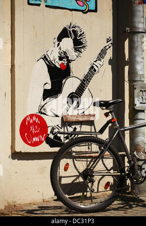 Une photo par l'artiste de rue française Mimi the clown, est collée sur un mur dans le quartier de Mitte à Berlin, le 16 juillet 2013. Photo : Wolfram Steinberg ** DPA CRÉDIT OBLIGATOIRE : OEUVRE DE MIMI THE CLOWN** Banque D'Images