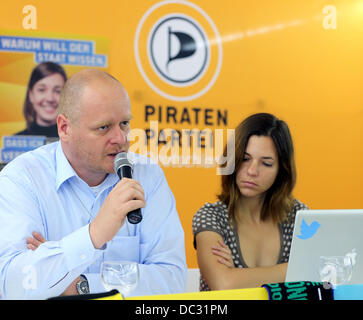 Le président du Parti Pirate, Bernd Schloemer, et candidat à la Bundestag Julia Probst répondre aux questions des journalistes lors de l'élection siège du parti à Berlin, Allemagne, 08 août 2013. Le Parti pirate a informé les gens de la presse sur leur campagne électorale, les "droits de l'homme ne s'arrêtent pas à l'entrée d'un stade - pour plus de droits pour le soccer fans'. Photo : WOLFGANG KUMM Banque D'Images