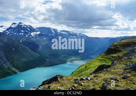 Vue vers le lac Gjende et les montagnes dans le parc national de Jotunheimen en Norvège. Banque D'Images
