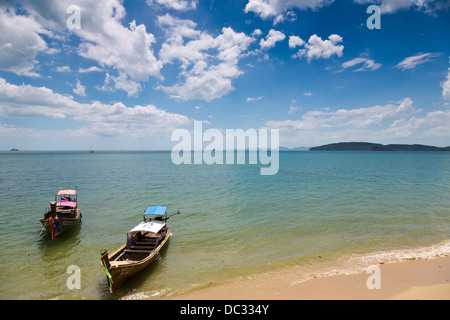 Ferry-boats traditionnels sur la plage de Ao Nang dans la province de Krabi, Thaïlande Banque D'Images