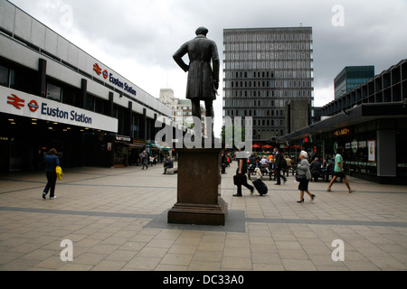 Statue de Robert Stephenson, ingénieur des chemins de fer en face de l'entrée de la gare de Euston, Euston, Londres, UK Banque D'Images