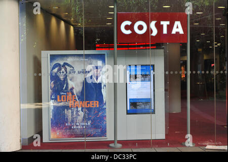 Le cinéma IMAX, Waterloo, London, UK. 8 août 2013. Le Lone Ranger à l'intérieur de l'affiche du cinéma IMAX, Waterloo, pour l'ouverture des films de demain sur le 9 août. Crédit : Matthieu Chattle/Alamy Live News Banque D'Images