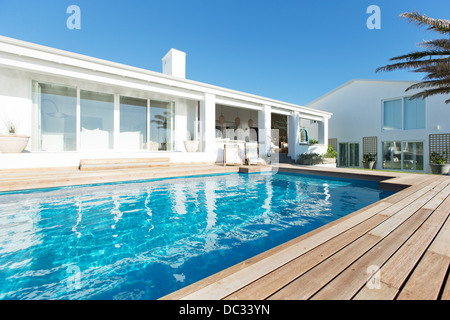 Maison de luxe et piscine Banque D'Images