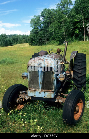 Un vieux tracteur Fordson pré-1964 bleu assis dans un pré au Vermont. Banque D'Images