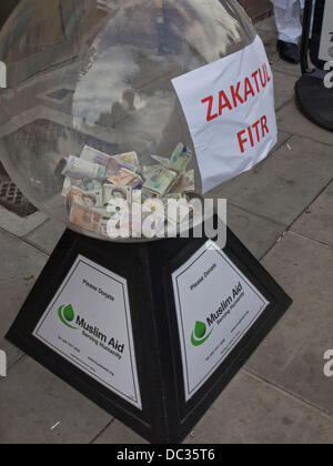 Don de bienfaisance islamique de collections à Eid Mubarak, à la fin du Ramadan, par l'East London Mosque à Whitechapel. Banque D'Images