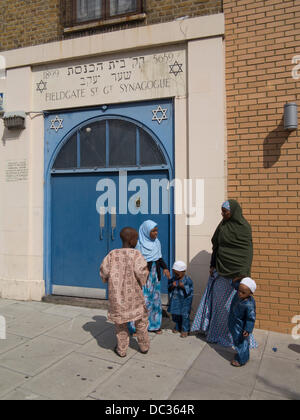 Les musulmans célèbrent l'Aïd Mubarak, à la fin du Ramadan, par l'Est de Londres à côté de la mosquée synagogue juive à Whitechapel. UK Banque D'Images