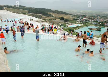 Les baigneurs en travertin piscines à Pamukkale, la Côte égéenne, Turquie Banque D'Images