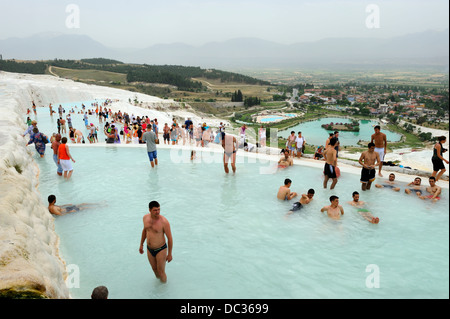 Les baigneurs en travertin piscines à Pamukkale, la Côte égéenne, Turquie Banque D'Images