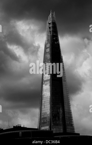 Vue en noir et blanc de l'Écharde de plus haut édifice de l'Europe de l'Ouest, pris à partir de la Tamise avec les nuages de tempête imminente. Banque D'Images