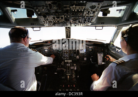 Femme pilote aux commandes d'un Boeing 737 de Ryanair en vol au dessus de la mer d'Irlande Banque D'Images