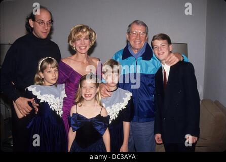 Debby Boone avec la famille Jordan Alexandre Ferrer , jumelles Gabrielle Monserrate Ferrer & Dustin Boone Ferrer, et Tessa Rose Ferrer.16481.(Image Crédit : © Judie Burstein/Photos/ZUMAPRESS.com) Globe Banque D'Images