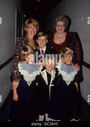 Debby Boone avec la famille Jordan Alexandre Ferrer , jumelles Gabrielle Monserrate Ferrer & Dustin Boone Ferrer, et Tessa Rose Ferrer et Rosemary Clooney.16102.(Image Crédit : © Judie Burstein/Photos/ZUMAPRESS.com) Globe Banque D'Images