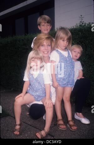 Debby Boone avec la famille Jordan Alexandre Ferrer , jumelles Gabrielle Monserrate Ferrer & Dustin Boone Ferrer, et Tessa Rose Ferrer 1987.f4252.Fourni par Photos, inc.(Image Crédit : © Fourni par Globe Photos, Inc/Globe Photos/ZUMAPRESS.com) Banque D'Images