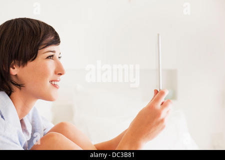 Smiling woman using digital tablet Banque D'Images