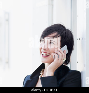 Close up of smiling Woman talking on cell phone Banque D'Images